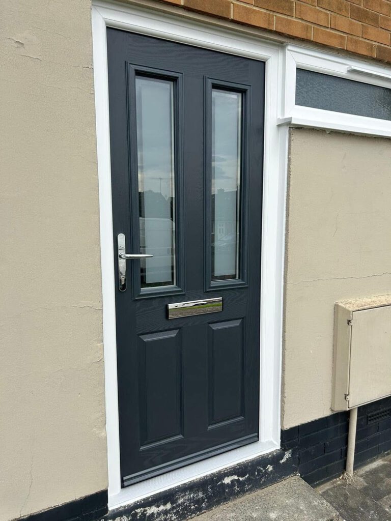 Puerta exterior compuesta / Composite exterior door