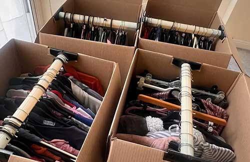 Cajas organizadas con ropa durante una mudanza / Moving boxes organized with clothing