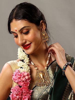 Modelo mostrando joyería tradicional de inspiración india / Model wearing traditional Indian-inspired jewelry