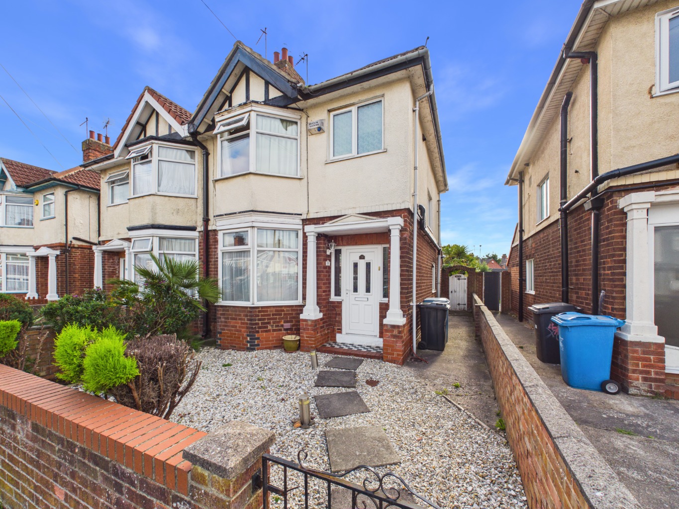 Fachada de una vivienda adosada en una calle residencial / Front of a semi-detached home on a residential street