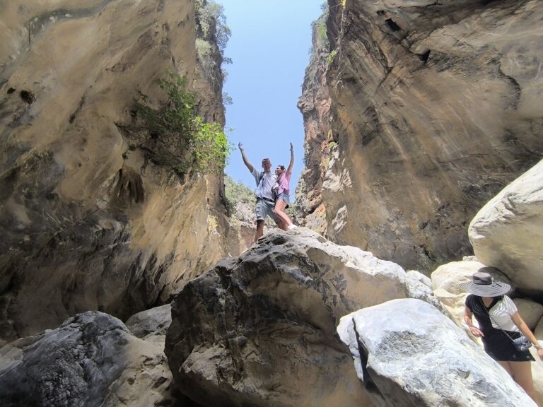 Un sendero de barranco en Creta, parte de las excursiones de naturaleza de Safari Experts.