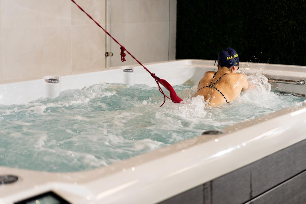 Una persona usa un swim spa de Platinum Spas con equipo de resistencia.