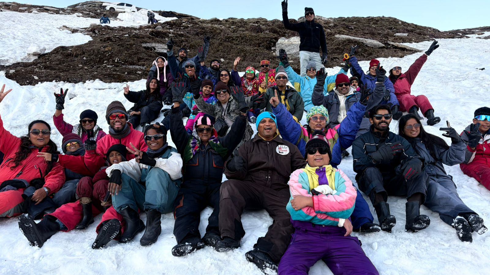 Grupo de viajeros de Tripifive durante una excursión de montaña con nieve en Solang Valley, Manali.