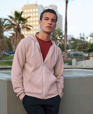 Modelo con sudadera personalizada en tono rosa claro.