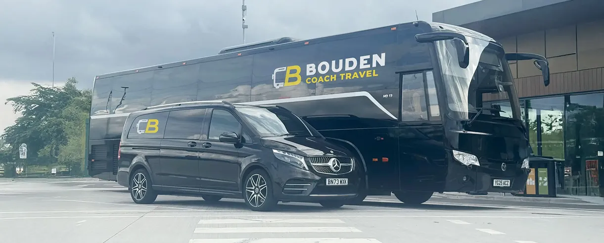 Autocar y miniván de Bouden Coach Travel listos para un servicio de transporte.