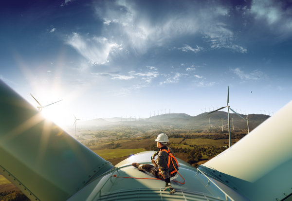 Técnico trabajando en una instalación de energía eólica.