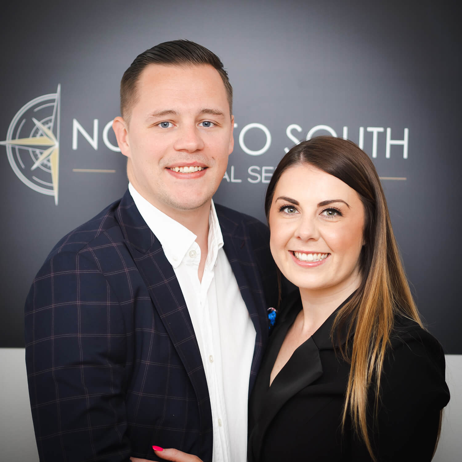 Lauren y Zach, fundadores de North to South Financial Services, en una fotografía corporativa.