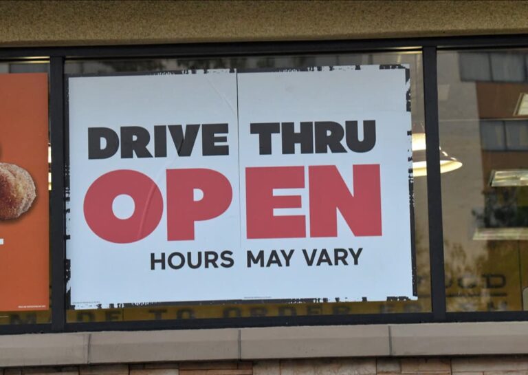 Rótulo de escaparate con el texto “Drive Thru Open”.