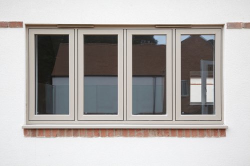 Ventana de marco claro con varios paneles de vidrio en una vivienda.
