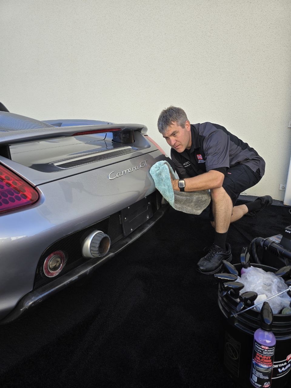 Fotografía de un especialista limpiando el interior de un automóvil. Imagen seleccionada por su relación directa con los servicios o productos del negocio.