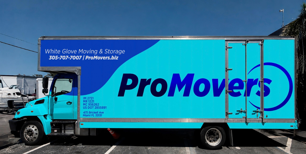 Camión rotulado de Pro Movers Miami utilizado para mudanzas.