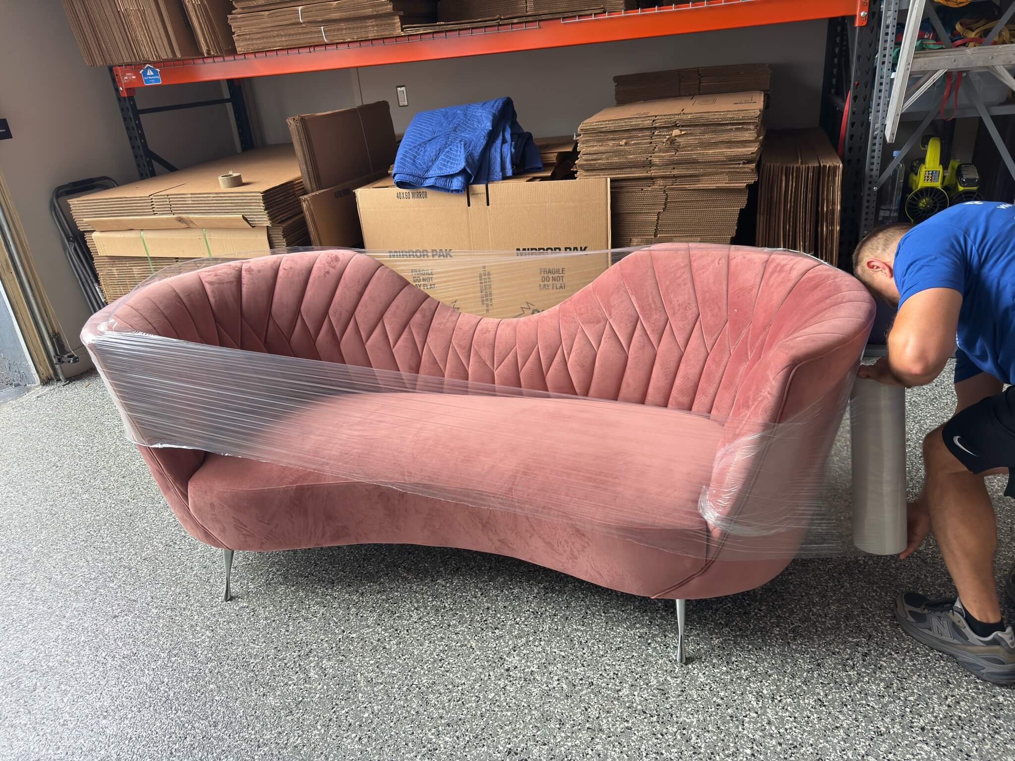 Un sofá protegido con plástico durante una mudanza de Pro Movers Miami.