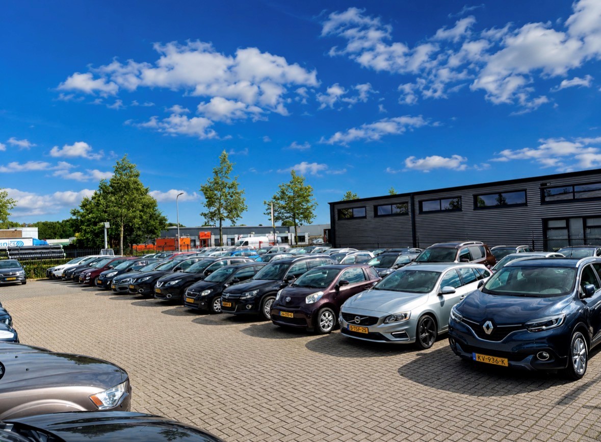 Autos usados en el patio de Sampro Automotive en Hoogeveen.