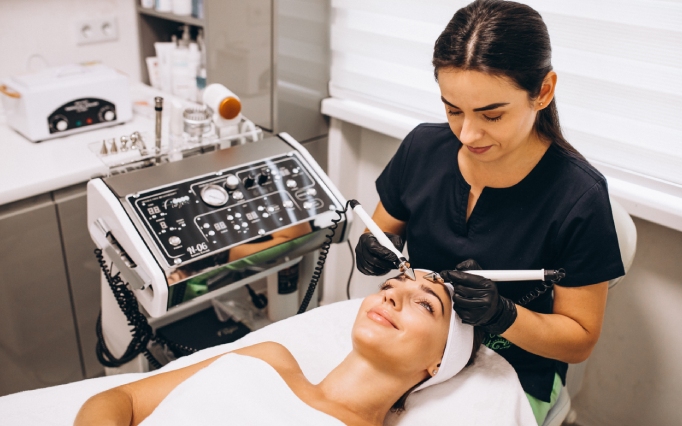 Demostración de un tratamiento facial durante una actividad formativa de estética de I2CAN.