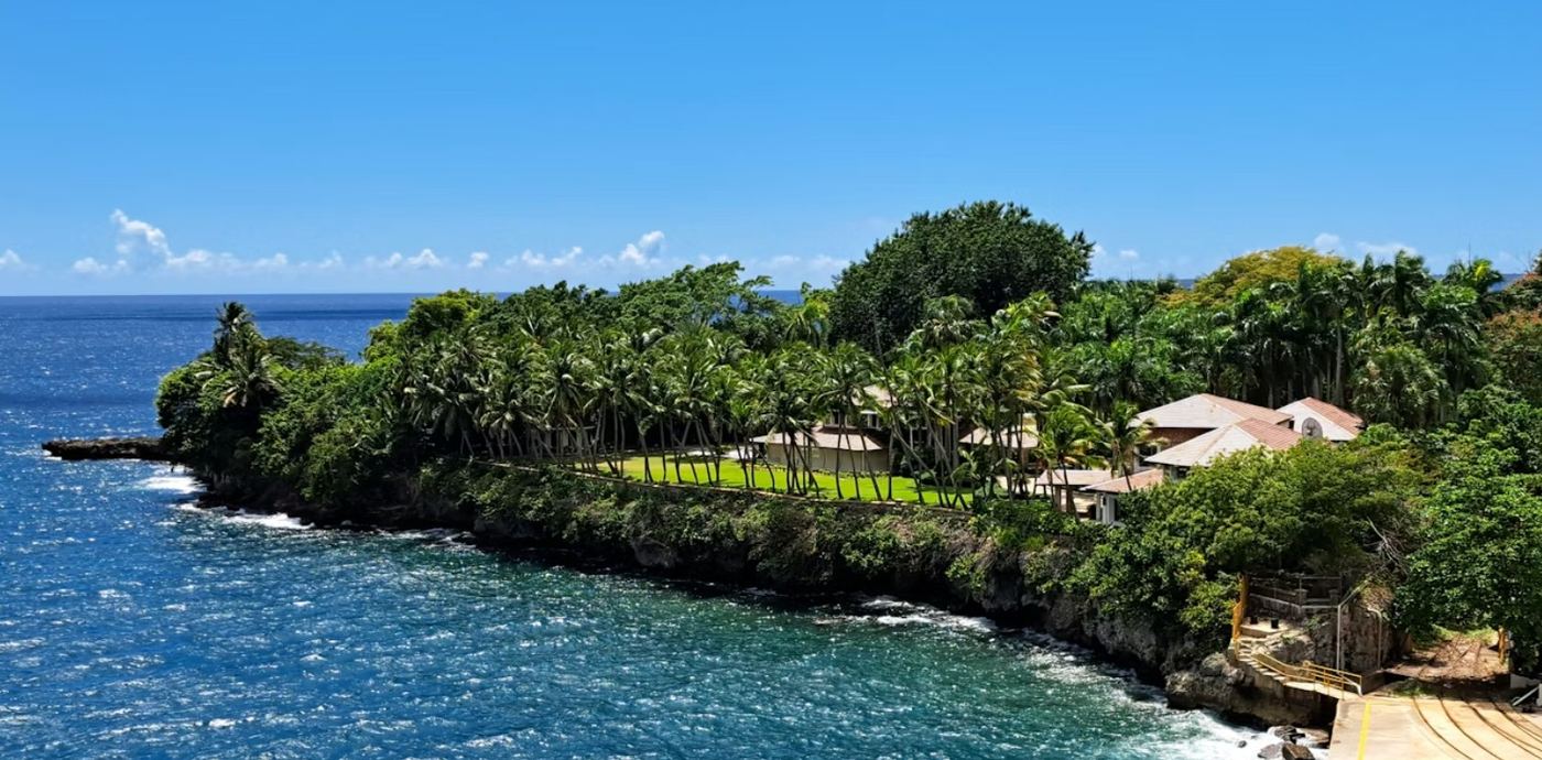 Costa insular con vegetación junto a aguas del Caribe.