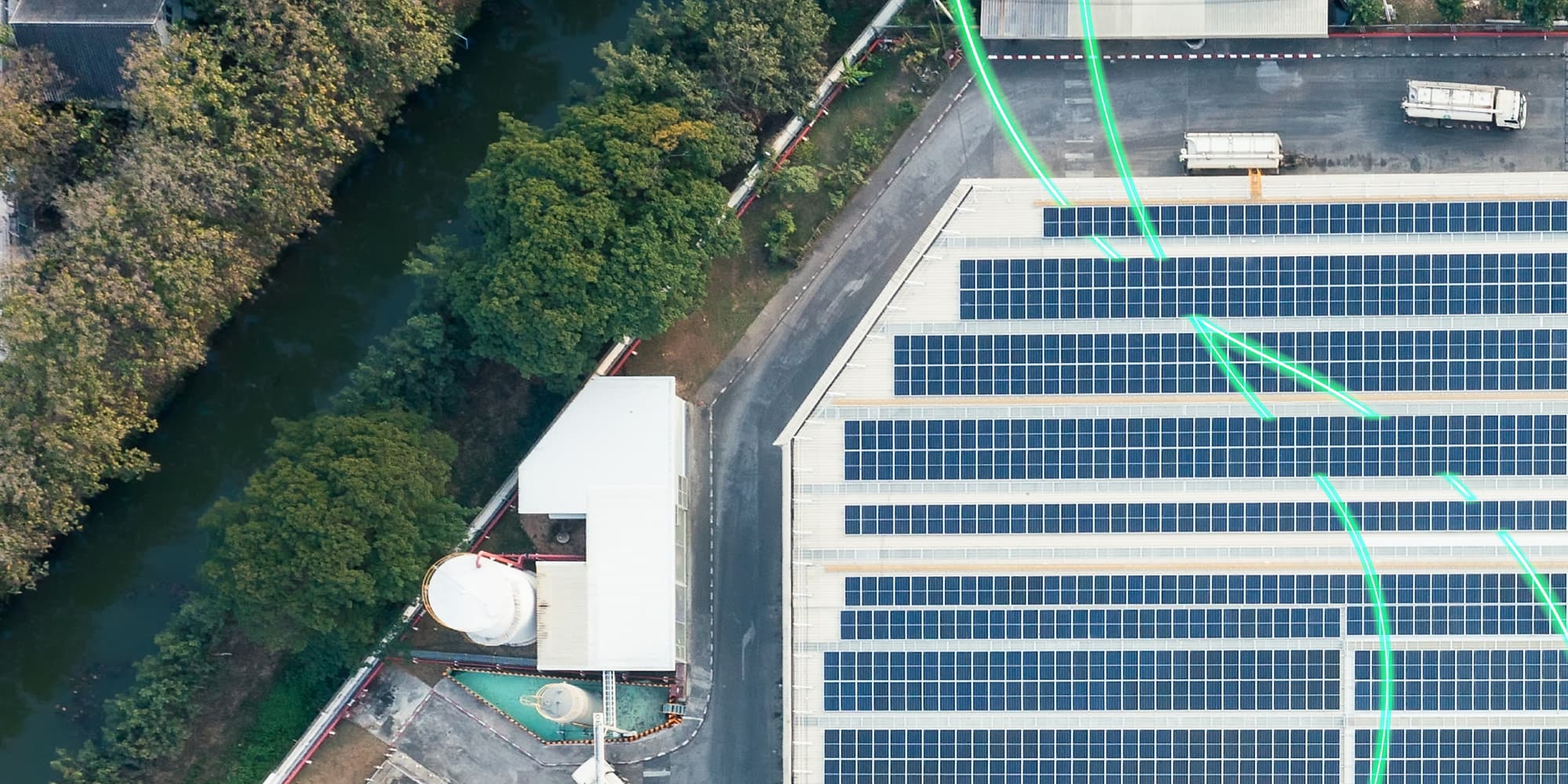 Instalación de paneles solares en la cubierta de un edificio comercial.