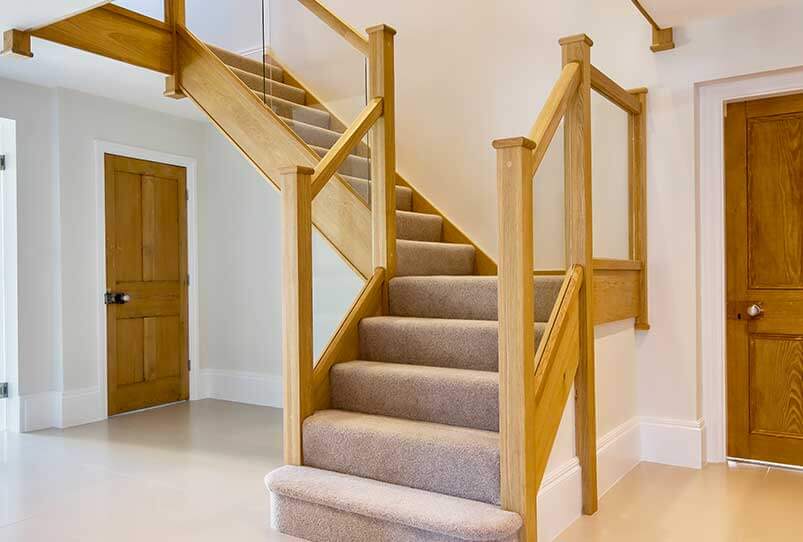 Escalera de madera instalada en el interior de una vivienda.
