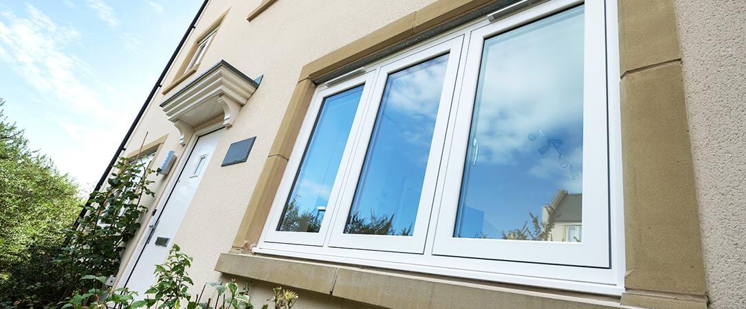 Ventanas instaladas en la fachada de una vivienda.