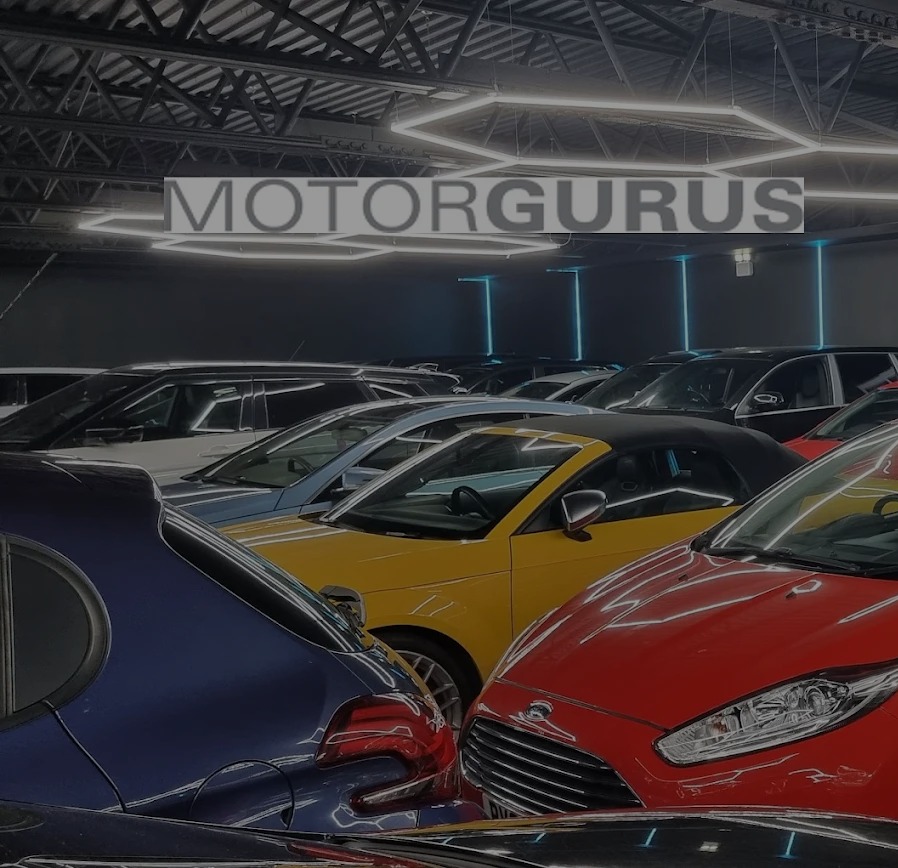 Sala de exposición de Motor Gurus con varios coches en venta.