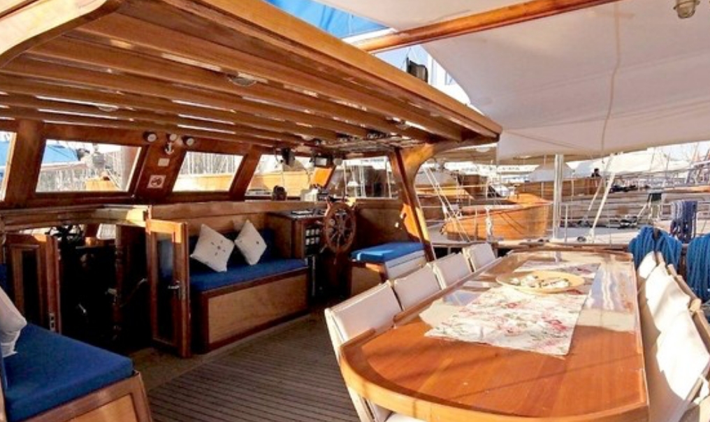 Comedor interior de un velero de madera preparado para un crucero.