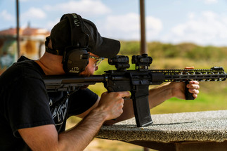 Tirador practica en el campo con un rifle de precisión.