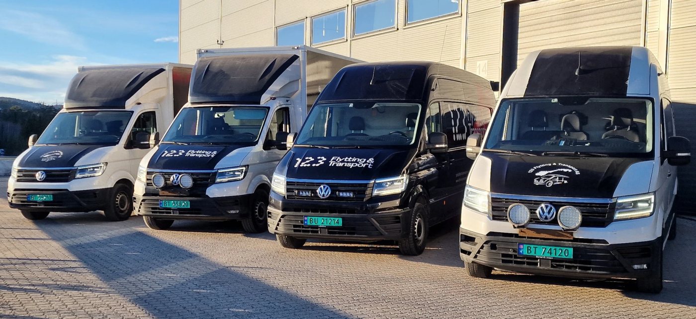 123 Flytting & Transport moving vans parked together.