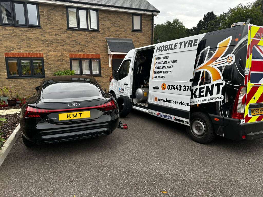 Furgoneta rotulada de Kent Mobile Tyre Services preparada para una asistencia móvil. / Branded Kent Mobile Tyre Services van ready for a mobile callout.