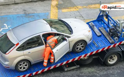 Automóvil siendo cargado en una plataforma para su transporte. / Car being loaded onto a flatbed for transport.