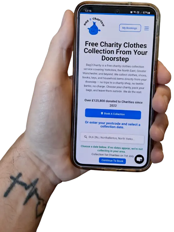 Una persona consulta en el teléfono la página de reserva de recogidas de Bag2Charity. / A person views Bag2Charity’s collection booking page on a phone.