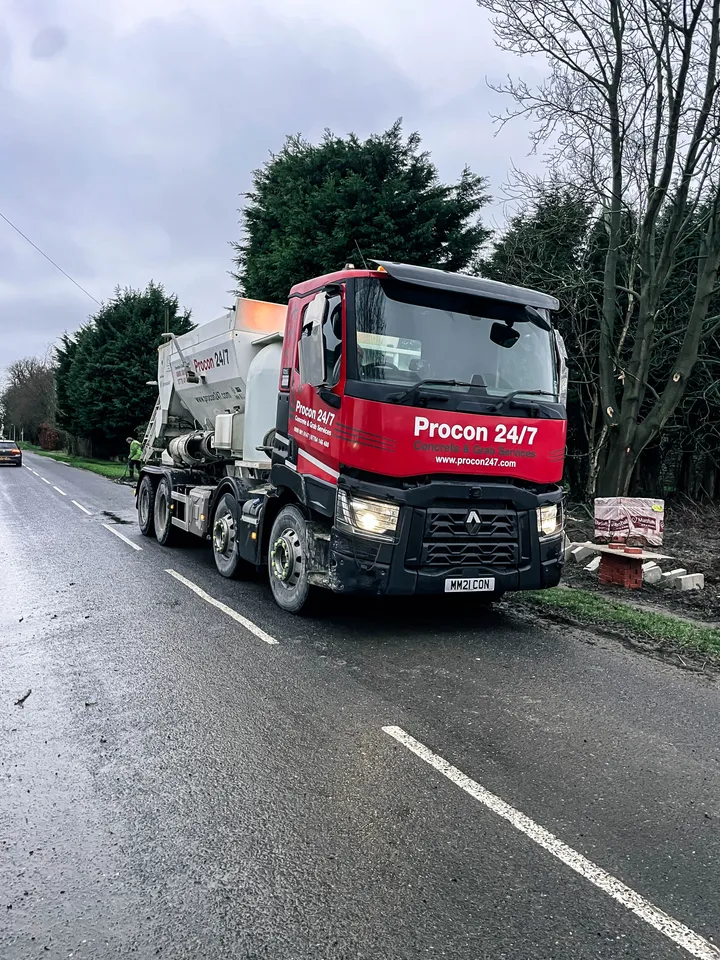Camión mezclador móvil de Procon 24/7 en carretera. / Procon 24/7 mobile mixer truck on the road.