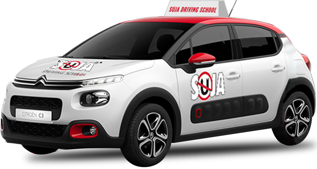 Automóvil de prácticas con la marca Suja Driving School. / Learner car carrying Suja Driving School branding.
