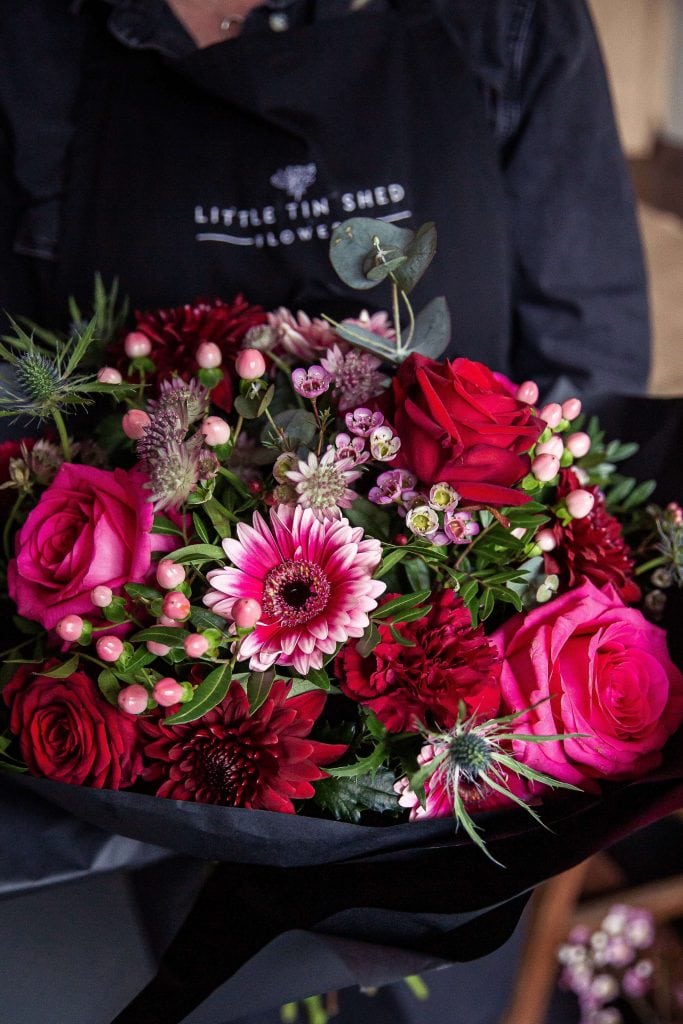 Ramo de flores de temporada diseñado por Little Tin Shed. / Seasonal bouquet designed by Little Tin Shed.