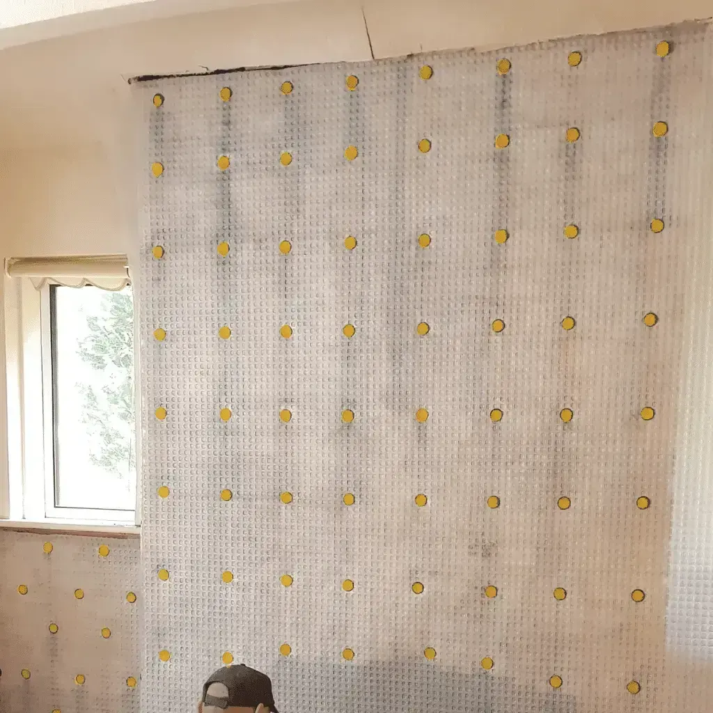 Membrana de control de humedad instalada en una pared interior / Damp-control membrane installed on an interior wall