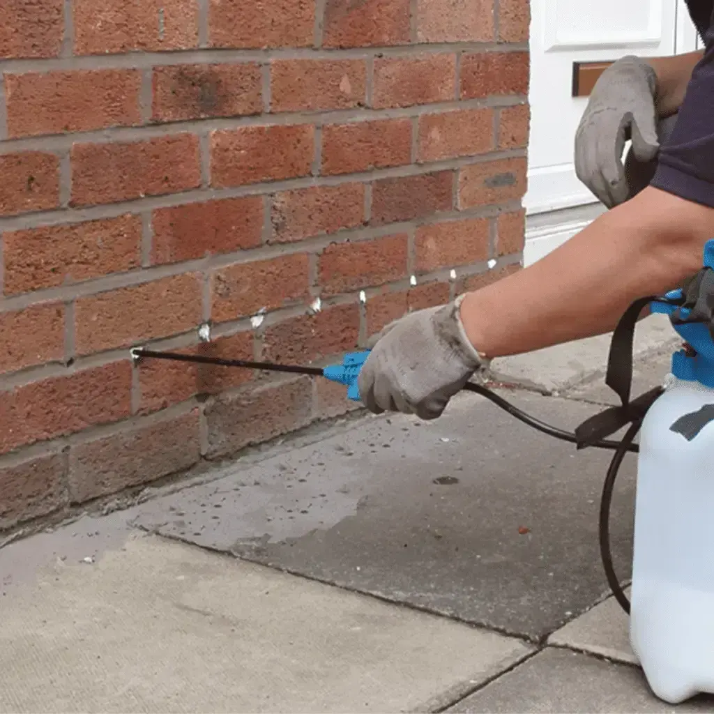 Aplicación de un tratamiento impermeabilizante en una pared de ladrillo / Waterproofing treatment being applied to a brick wall