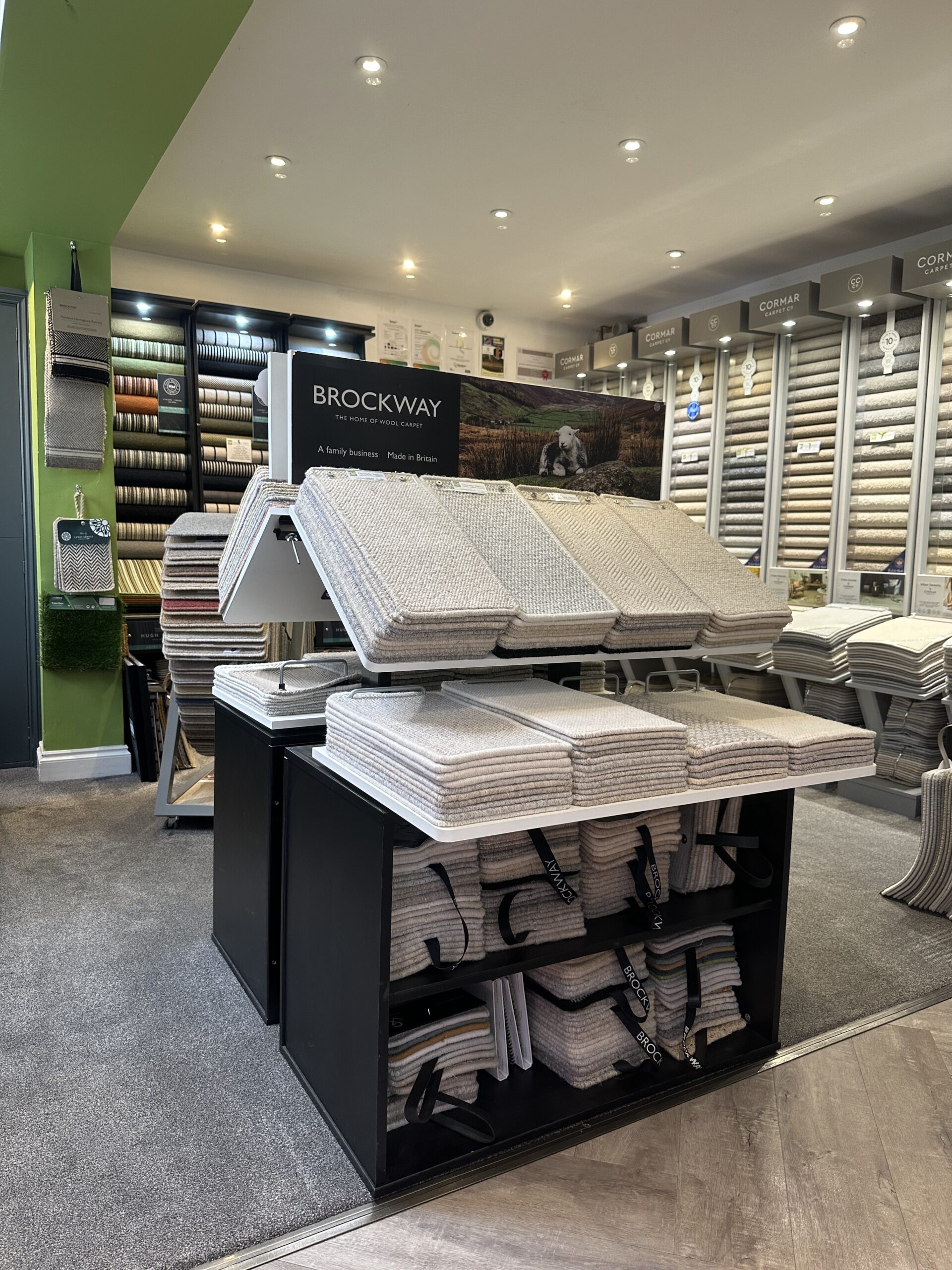Exposición de pavimentos con muestras de moqueta y superficies / Flooring showroom with carpet and surface samples
