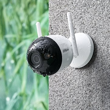 Cámara de videovigilancia instalada en una pared exterior. / Video surveillance camera mounted on an exterior wall.