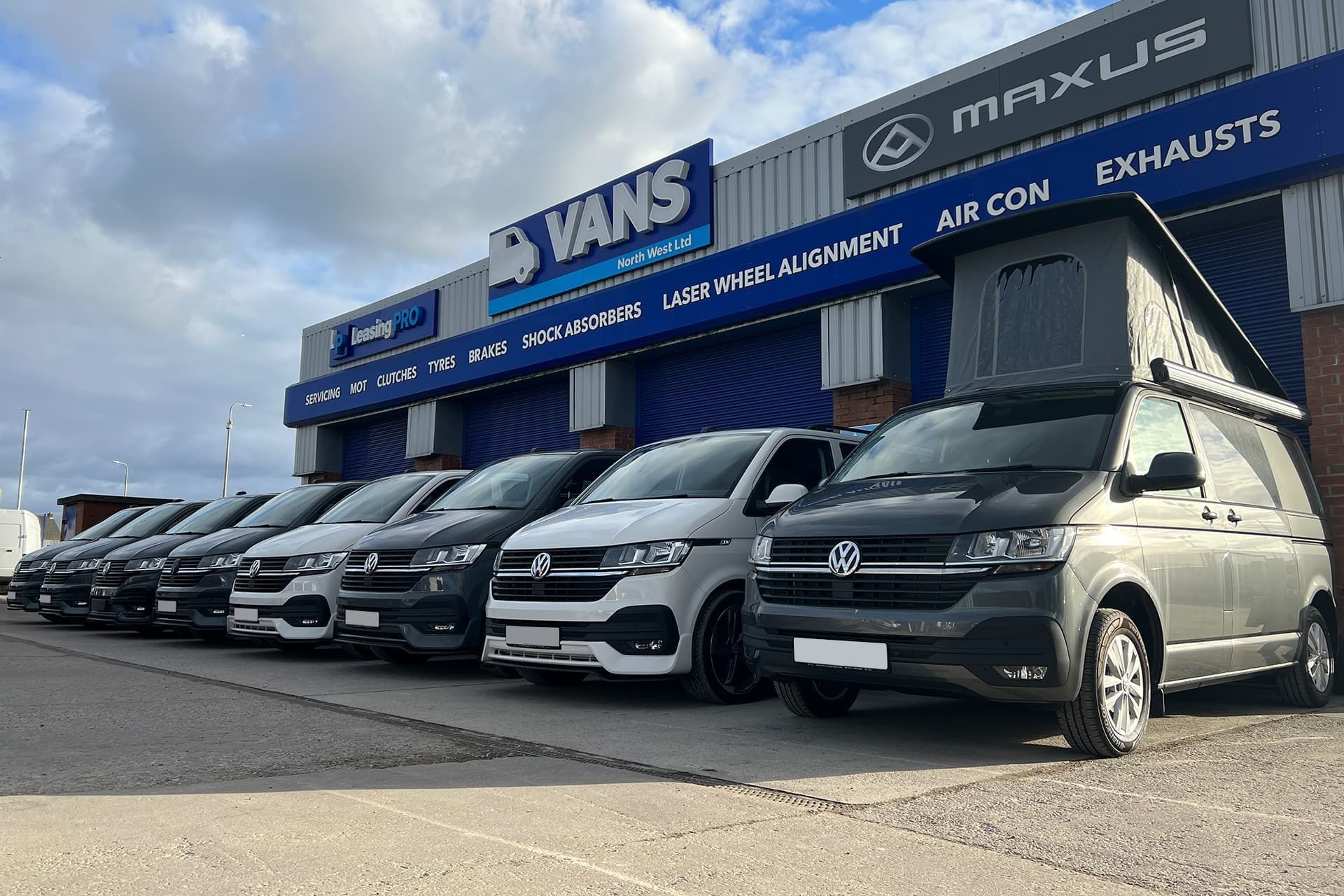 Furgonetas y vehículos comerciales frente al concesionario Van Sales North West / Vans and commercial vehicles outside the Van Sales North West dealership