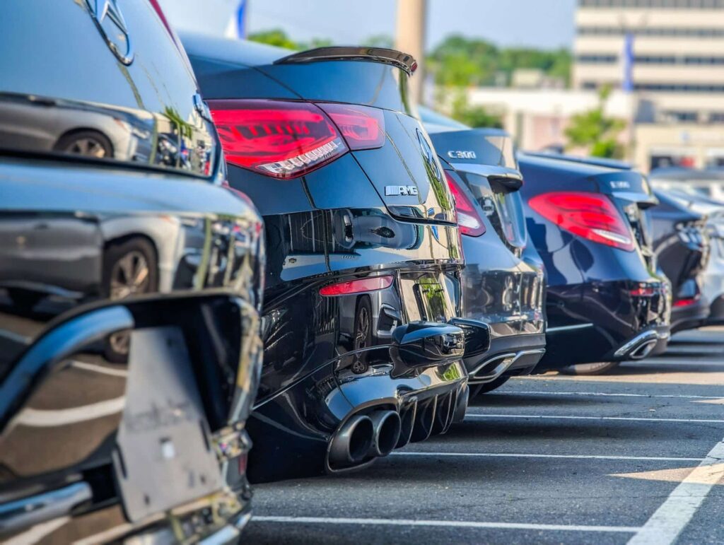 Varios automóviles estacionados en fila / Several cars parked in a row.