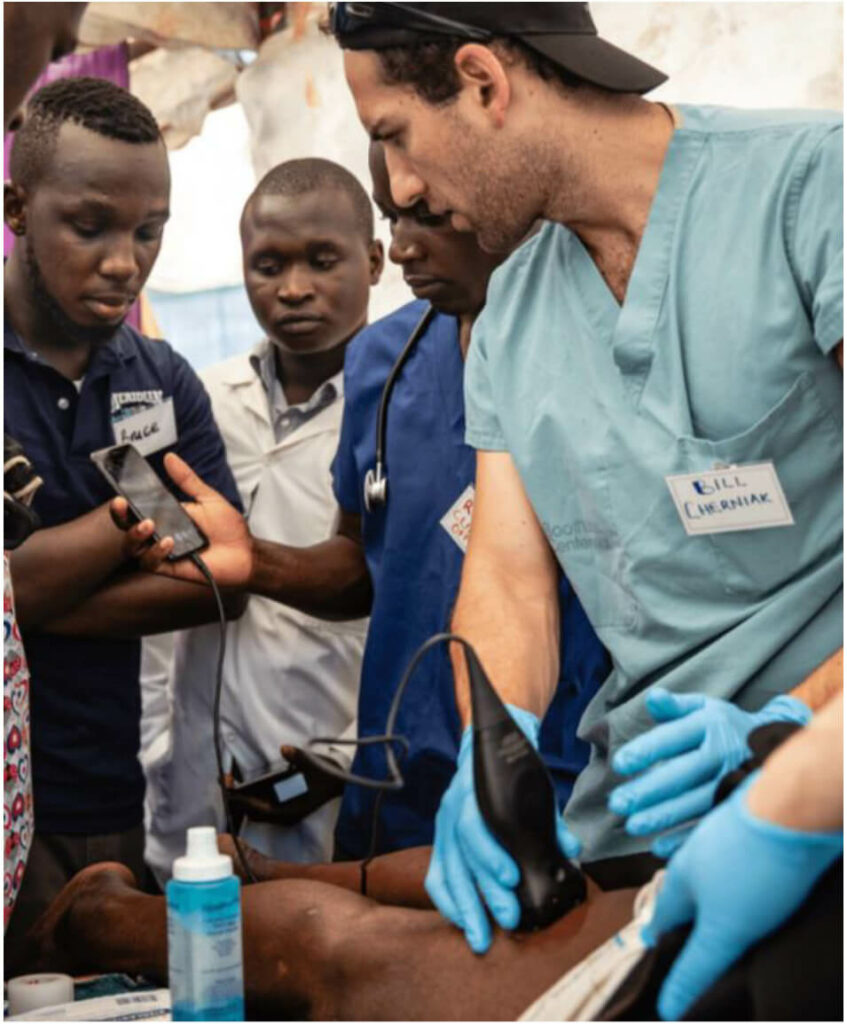 Profesionales sanitarios atienden a un paciente durante una consulta / Healthcare professionals caring for a patient during a consultation