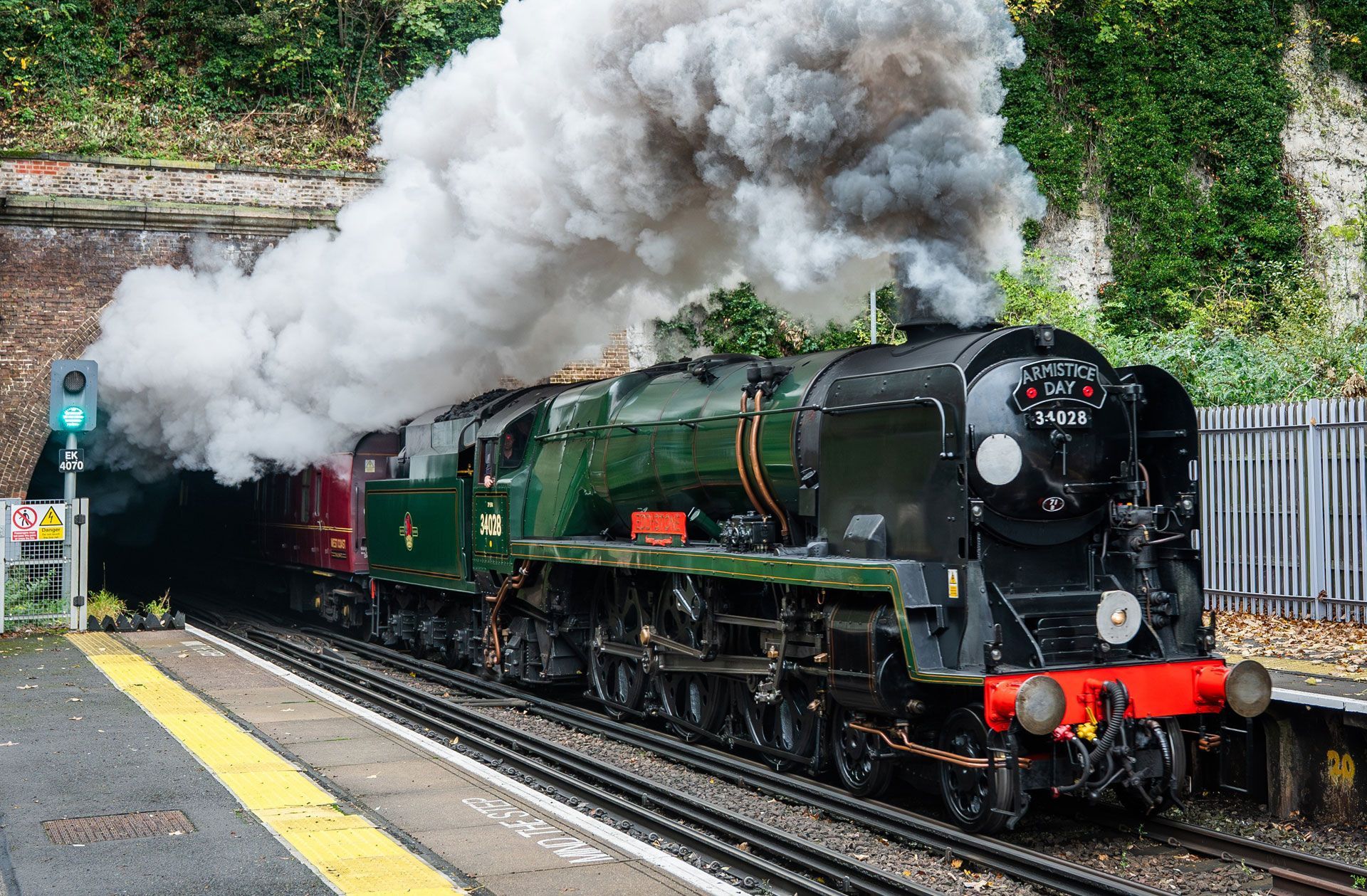 Steam locomotive pulling a passenger excursion train. / Locomotora de vapor en un tren de excursión de pasajeros.