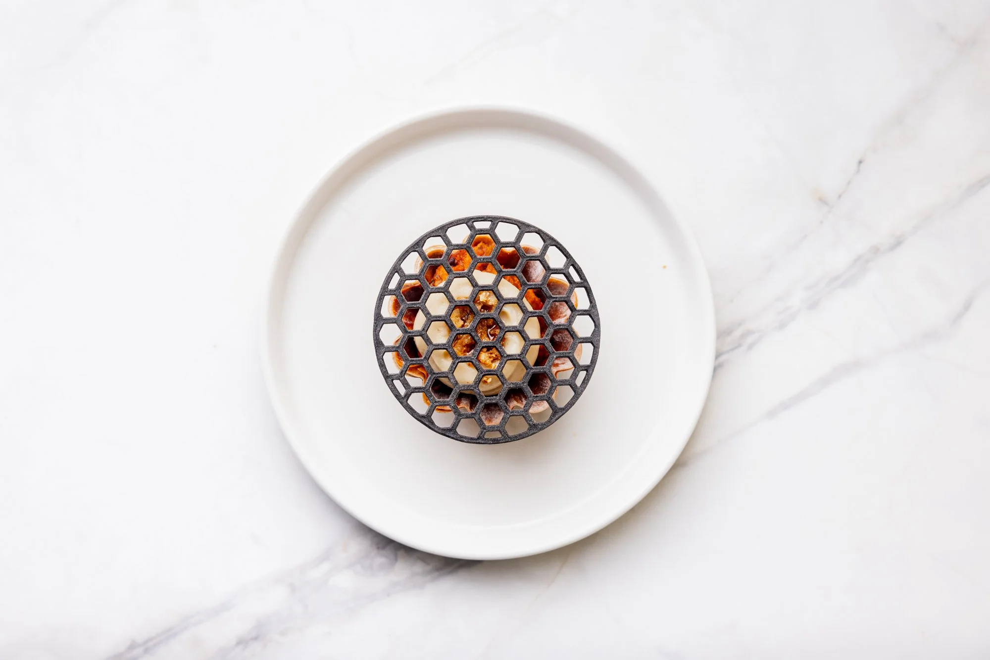 A plated dish prepared for Yuzu by Dan Moon. / Un plato preparado para Yuzu by Dan Moon.