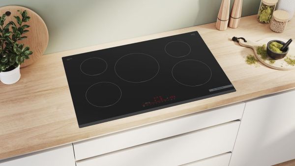 Placa de inducción instalada en una cocina. / Induction cooktop installed in a kitchen.