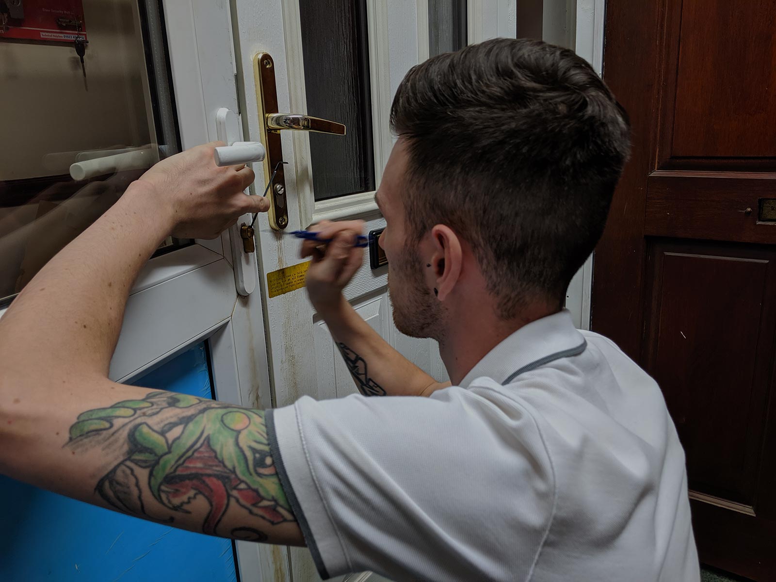 Instructor practicando con una cerradura. / Instructor practicing with a lock.
