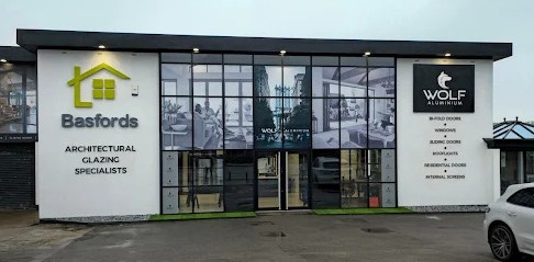 Exterior del showroom de Basfords con el nombre de la empresa en la fachada. / Exterior of the Basfords showroom with the company name on the facade.