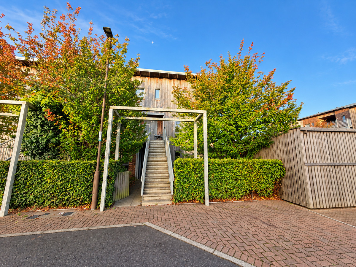 Acceso ajardinado a una vivienda residencial. / Garden entrance to a residential home.