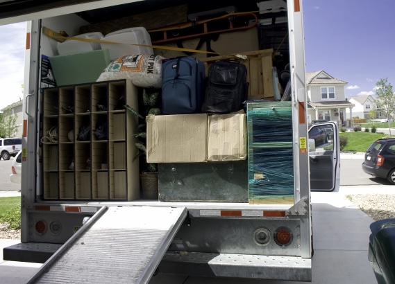 Camión de Collegian Movers cargado para una mudanza / Collegian Movers truck loaded for a move