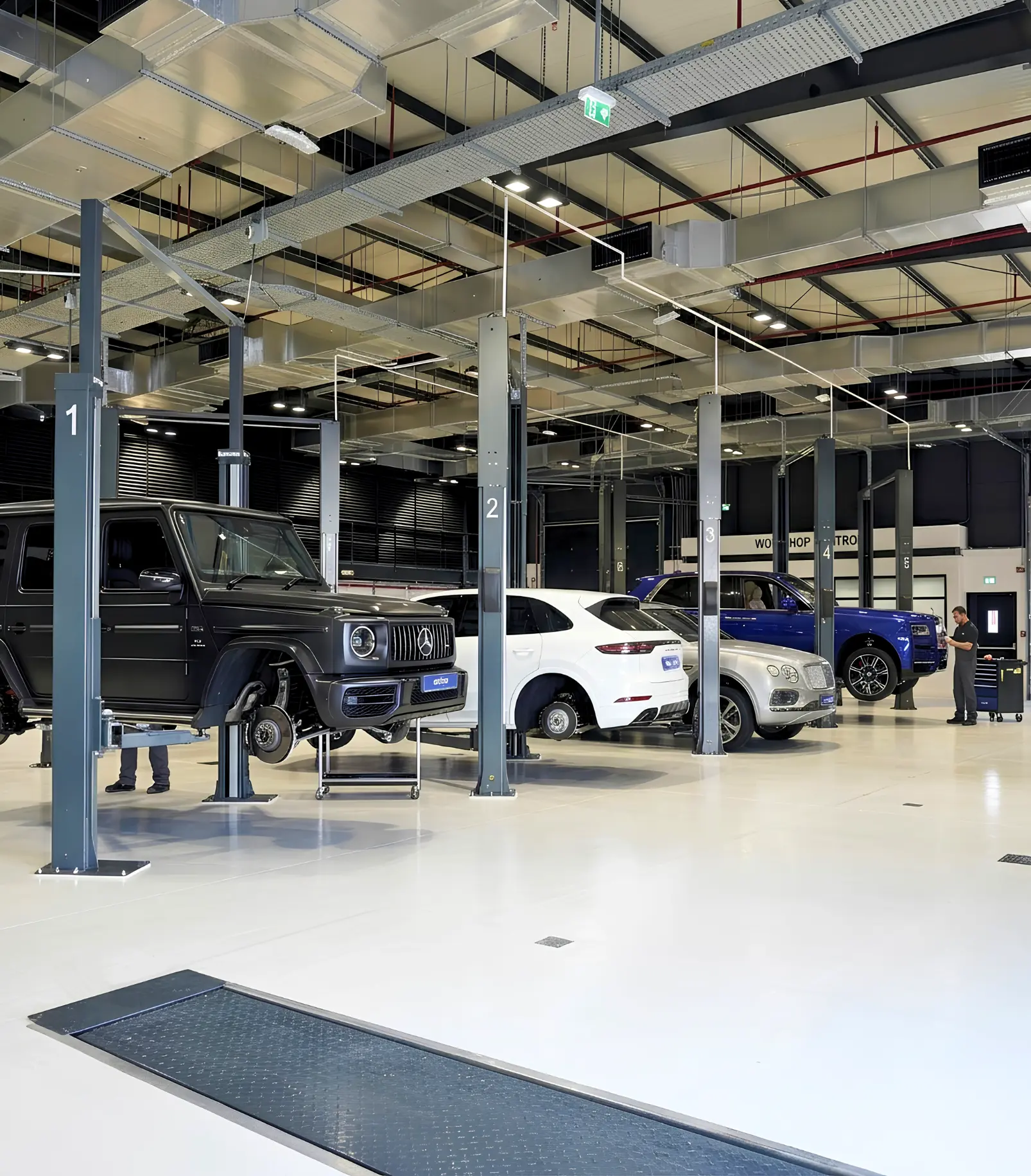 Automóviles dentro del área de servicio de Gargash Auto / Vehicles inside the Gargash Auto service area