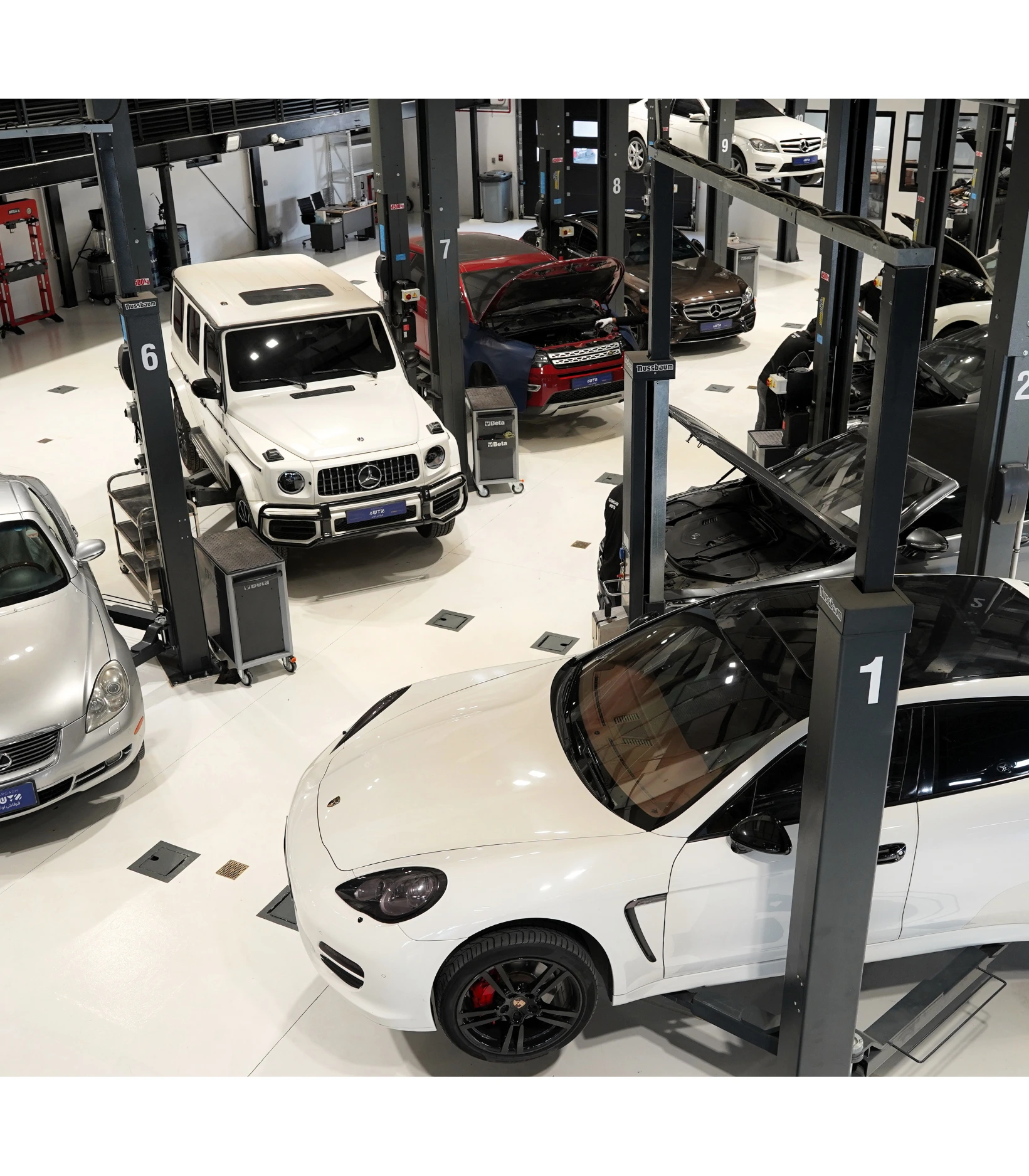 Automóviles en elevadores dentro del taller de Gargash Auto / Vehicles on lifts inside the Gargash Auto workshop