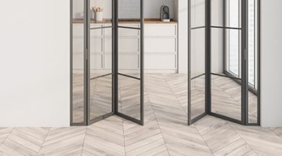 Puertas plegables de aluminio instaladas en un interior residencial / Installed aluminum bifold doors in a residential interior