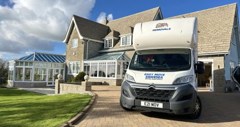 Furgoneta de Easy Move junto a una vivienda / Easy Move van parked beside a home